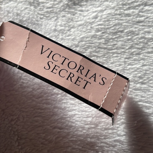 VICTORIA’S SECRET VERY SEXY
Shine Strap Lace Garter Belt in Green - Picture 5 of 5